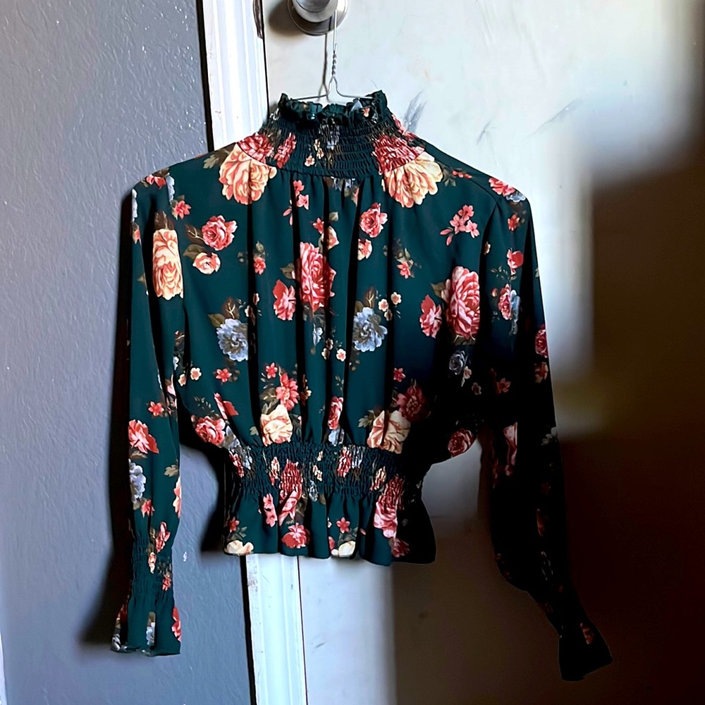 Collard dress shirt, has zipper in the back